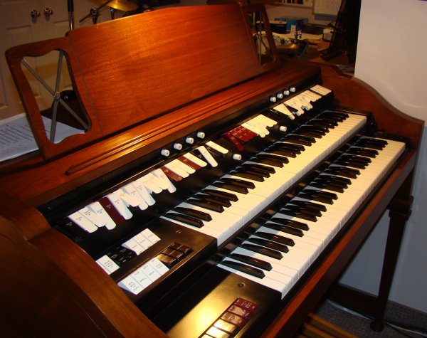 how to play a lowrey organ